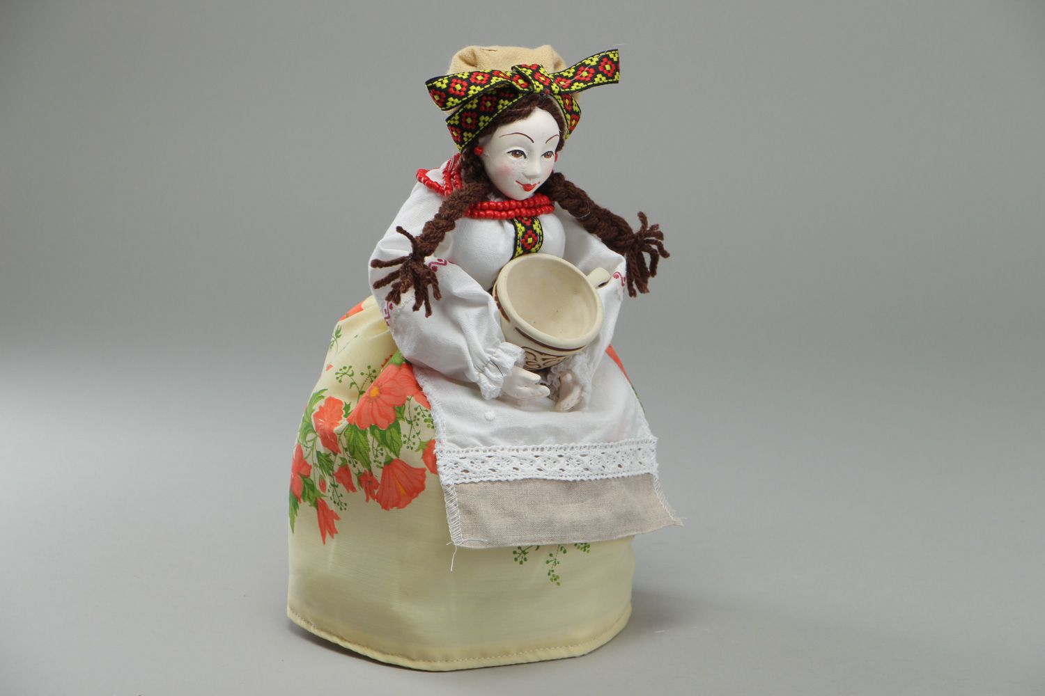 Кукла для чайника в украинском стиле с кружкой грелка на заварник фото 5