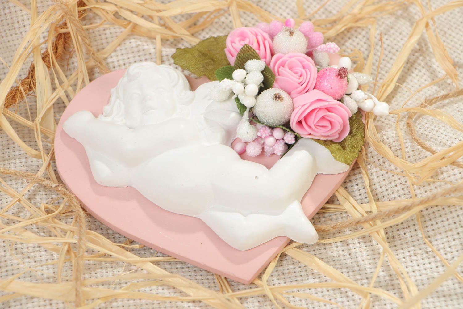Handgemachter Herz Kühlschrankmagnet aus Holz und Gips in Rosa mit Engeln  foto 1