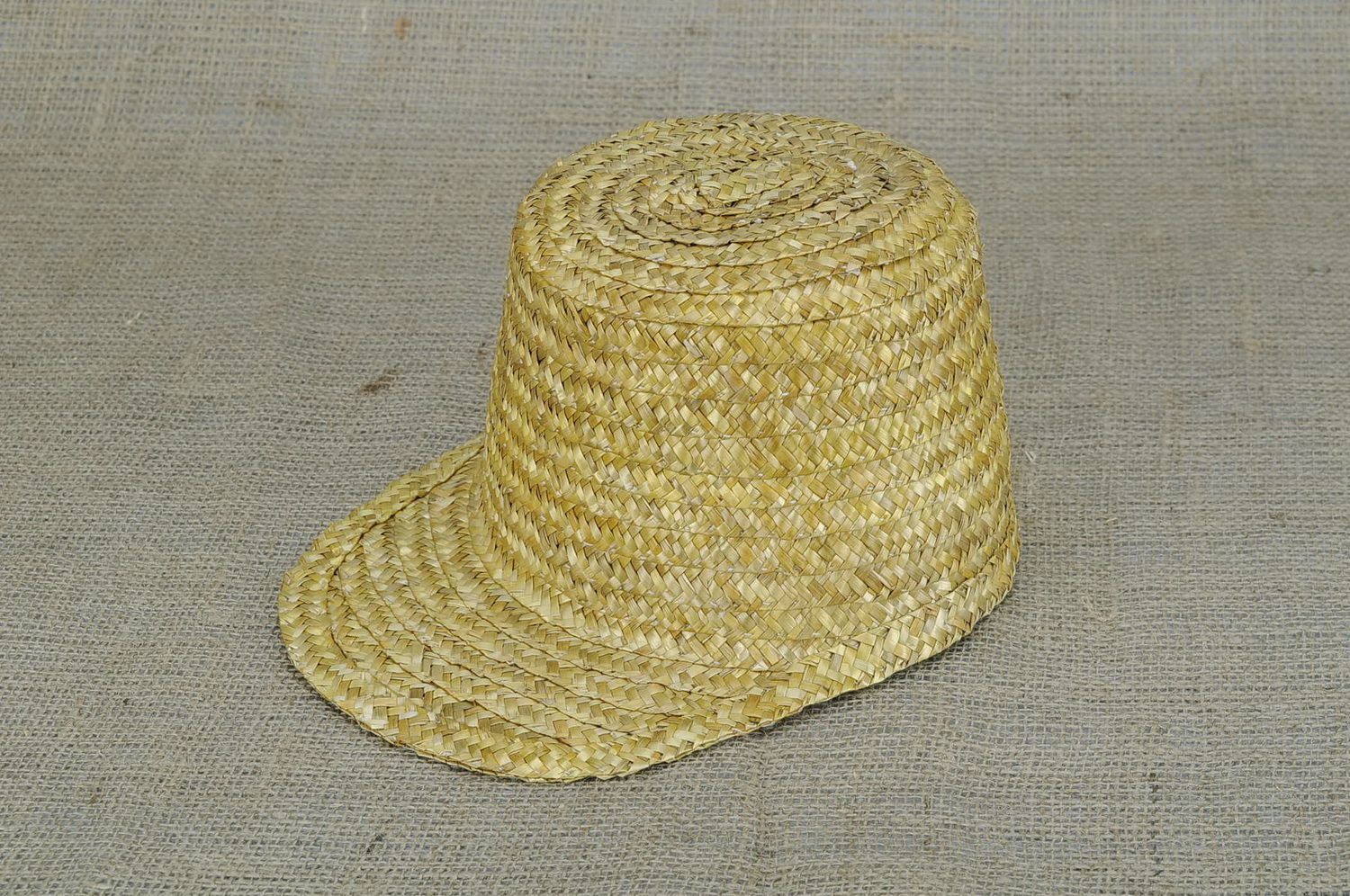 Men's peaked cap made of straw photo 2
