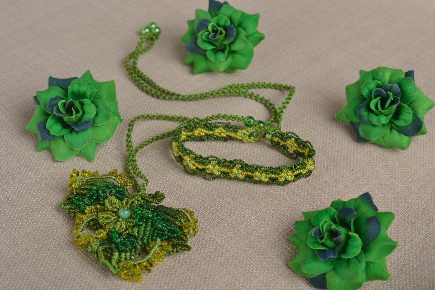 Pendentif macramé Bracelet textile Bijou fait main tons verts Bijoux originaux photo 1