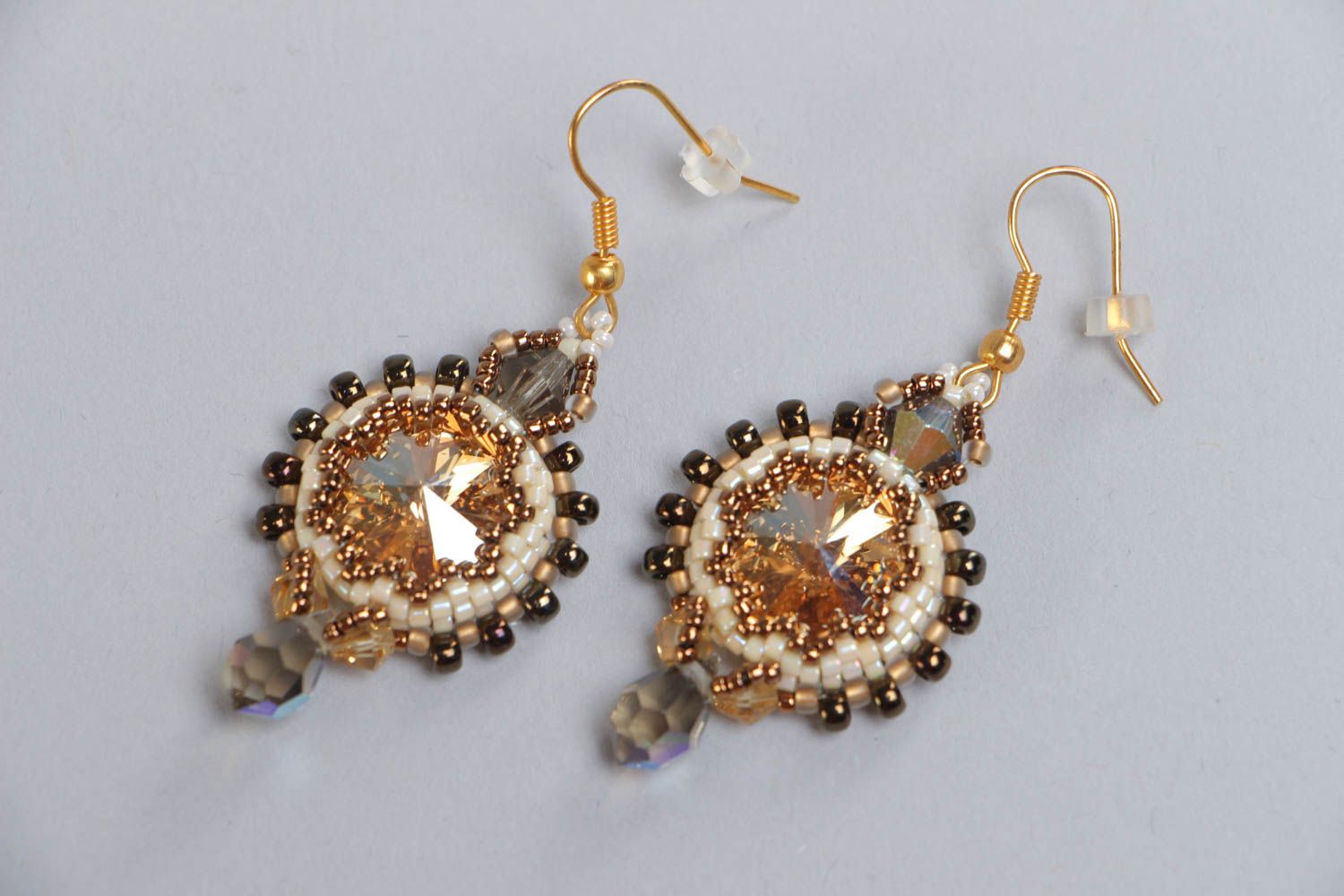 Boucles d'oreilles artisanales faites main en perles de rocaille et cristaux photo 2