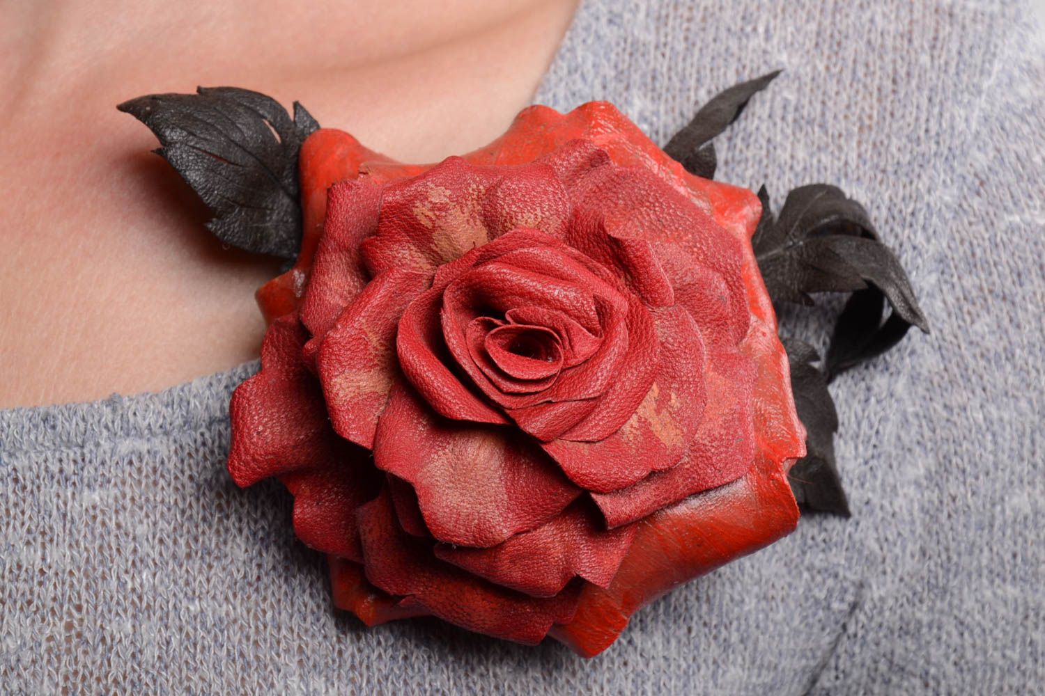Broche fleur rouge Bijou fait main en vrai cuir grand Cadeau femme original photo 1