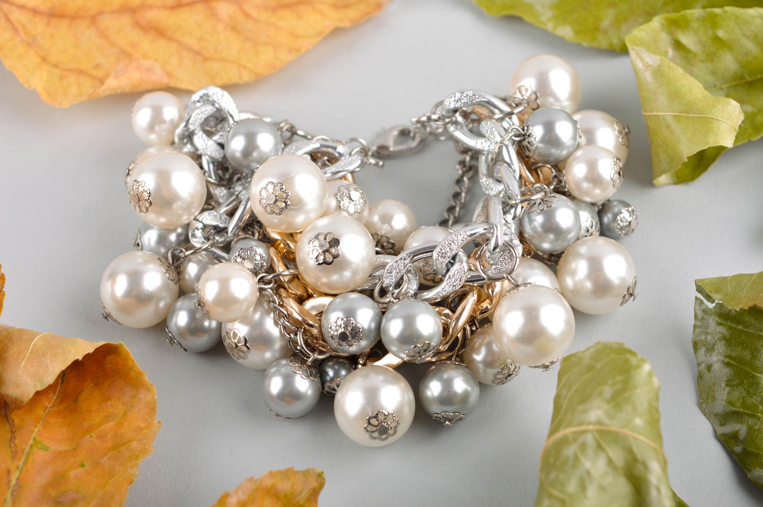 Bracelet multirang Bijou fait main fausses perles gris-blanc large Cadeau femme photo 1