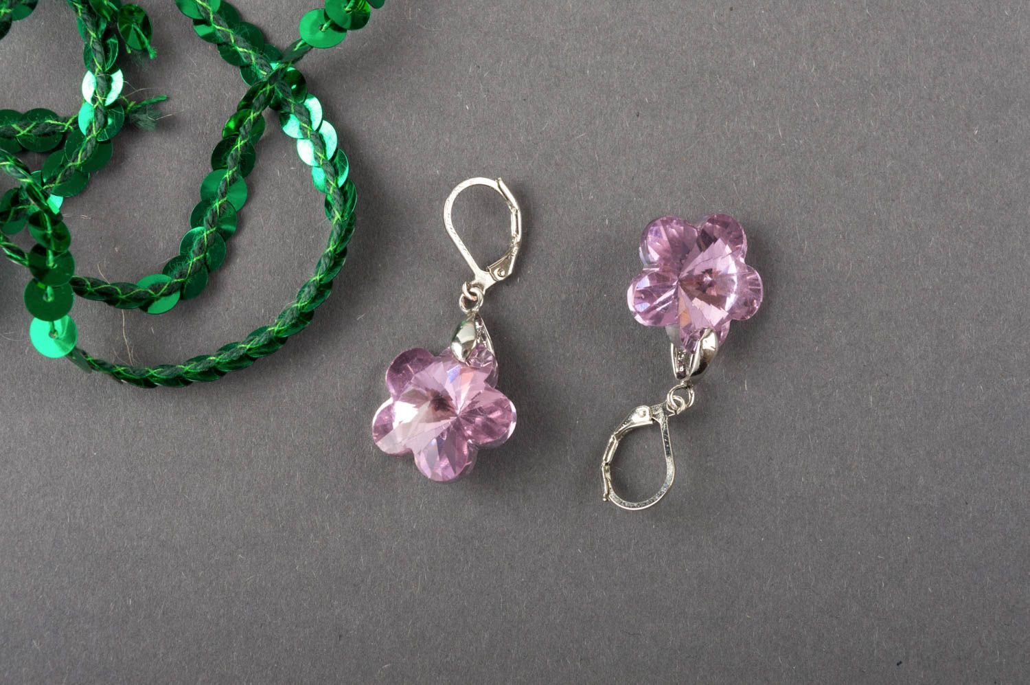 Boucles d'oreilles avec cristaux roses en forme de fleurs pendantes faites main photo 1