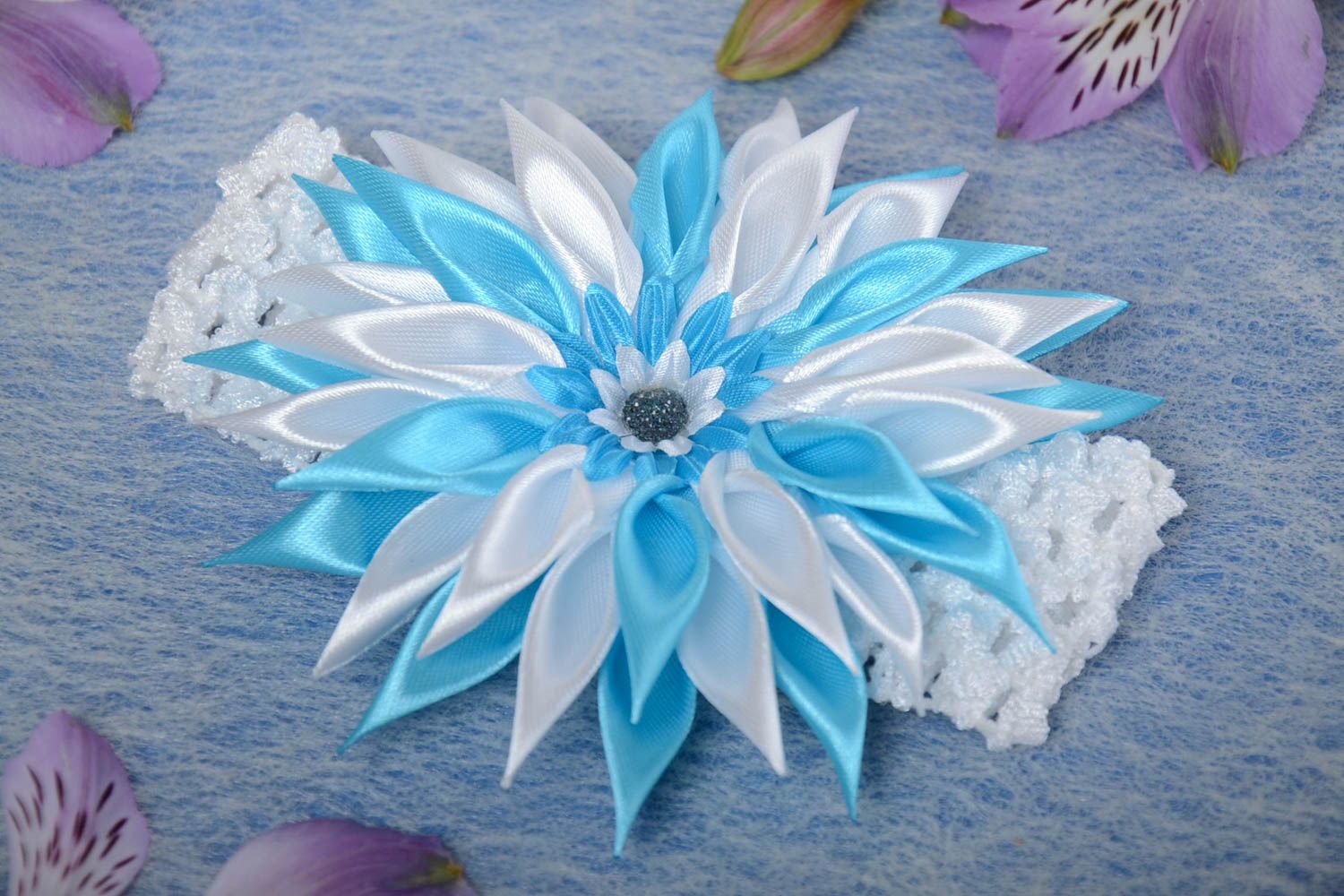 Повязка на голову с цветком светлая белая с голубым красивая детская хэнд мейд фото 1