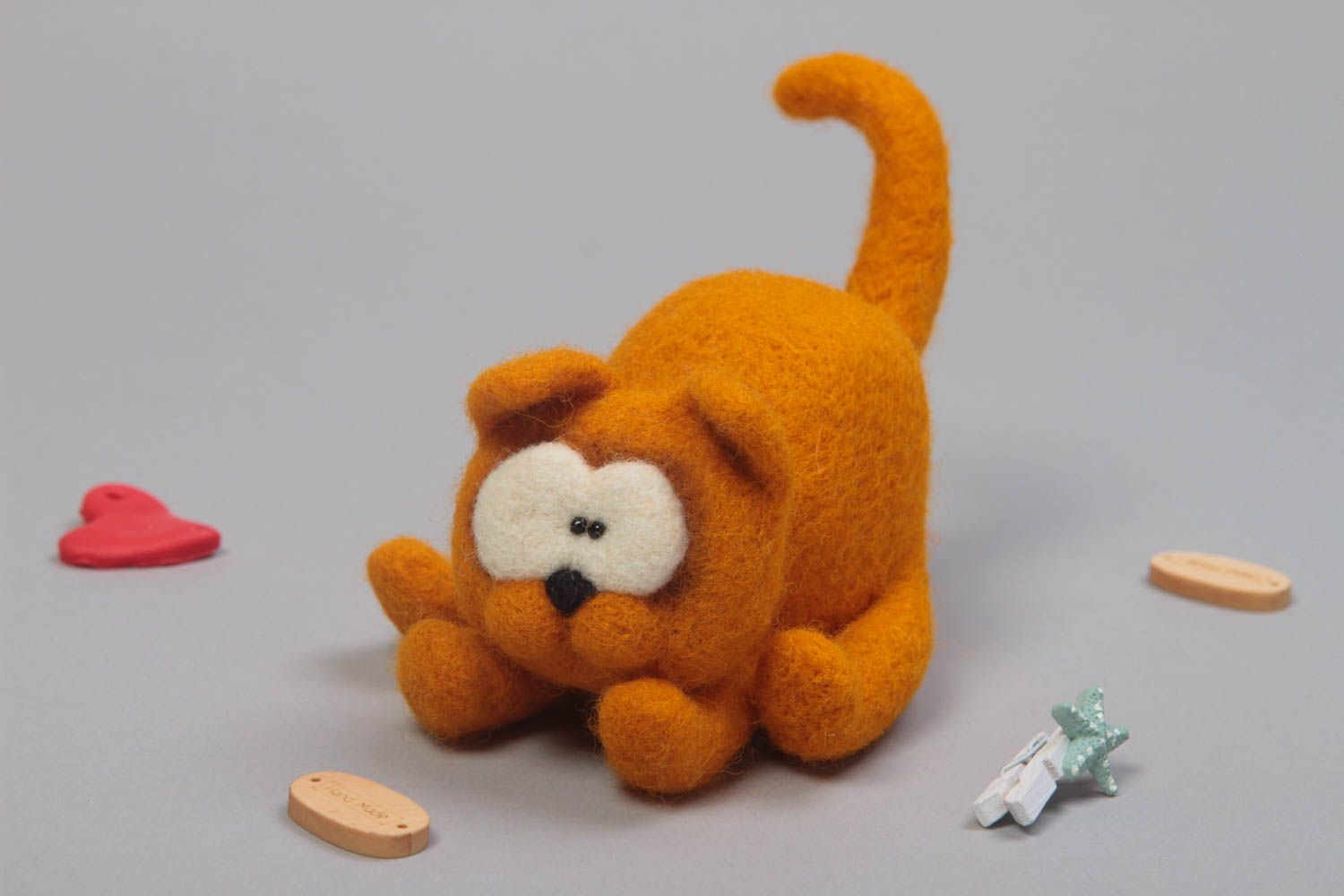 Обаятельная мягкая игрушка Рыжий кот из шерсти с бусинами ручной работы   фото 1