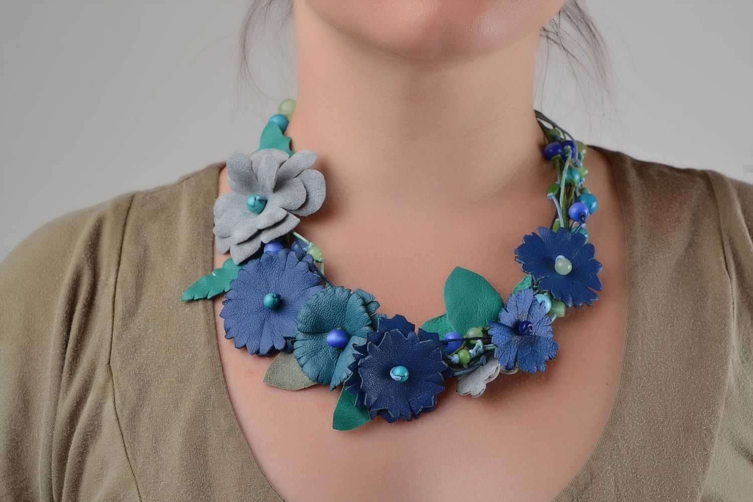 Collar de cuero y gamuza artesanal con forma de flores azules y azules claros foto 1
