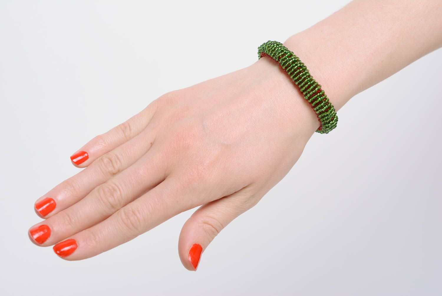 Bracelet en perles de rocailles fait main vert rouge de design bijou de créateur photo 4