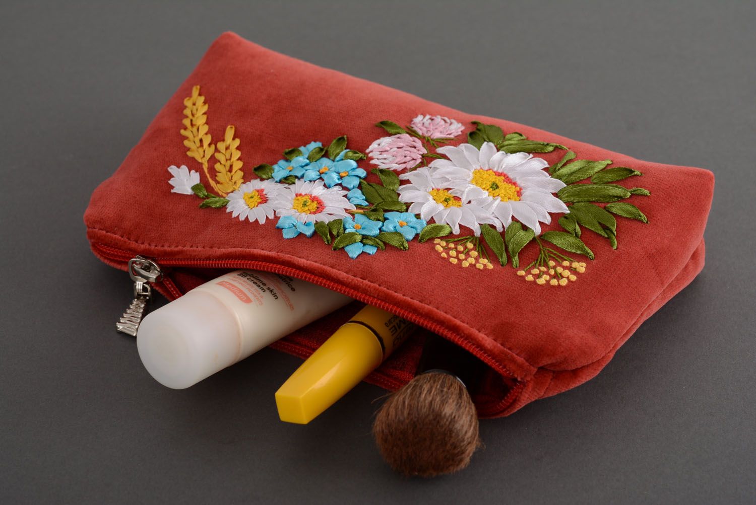 Porta-cosméticos com bordados costurada à mão Camomilas foto 2