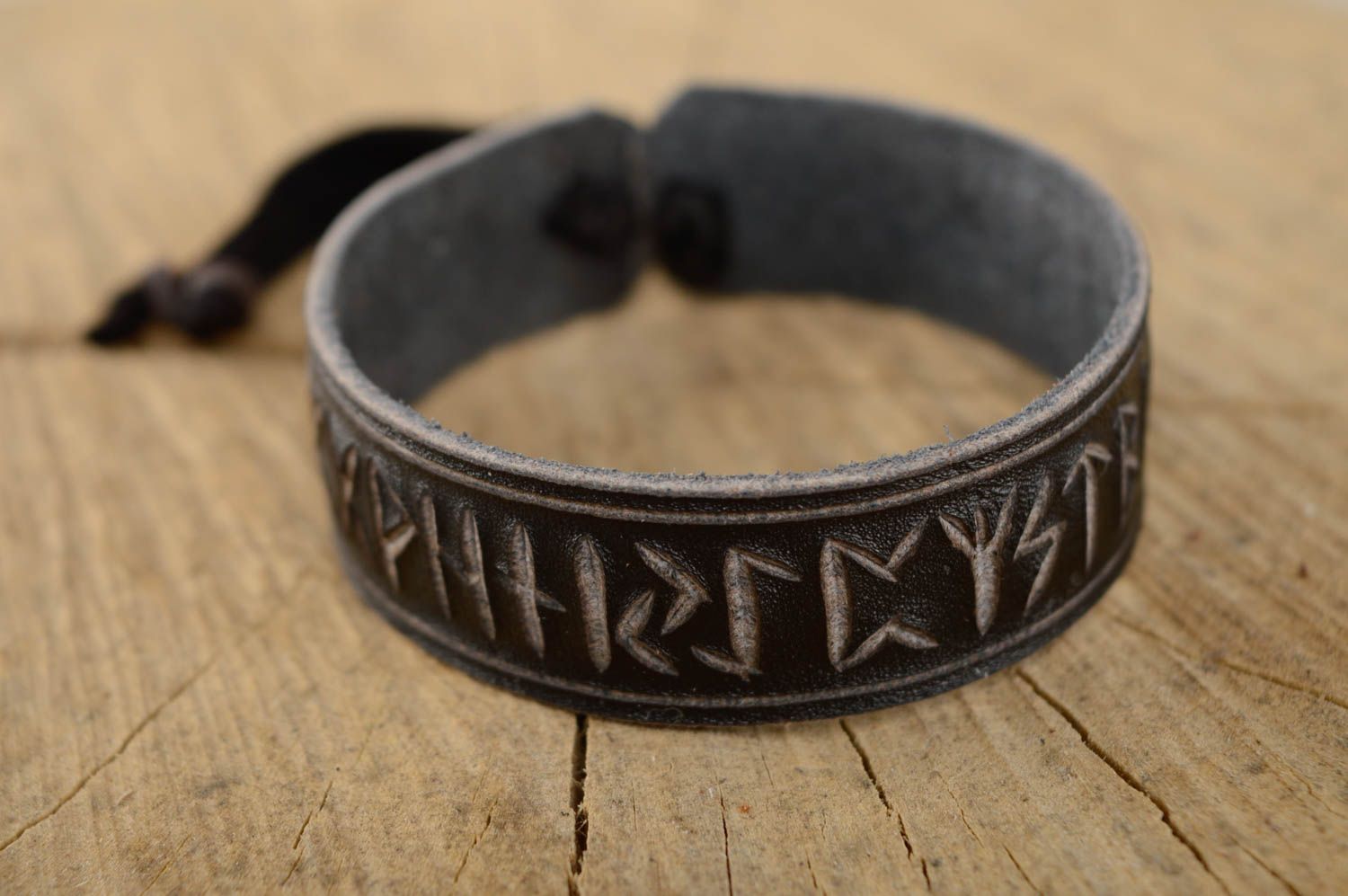 Bracelet en cuir naturel noir avec runes gravées fait main original design photo 1