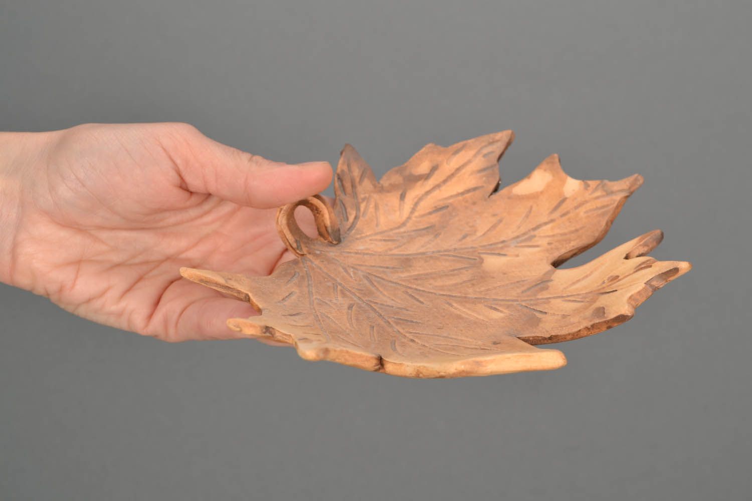 Clay candle holder in the shape of leaf photo 2