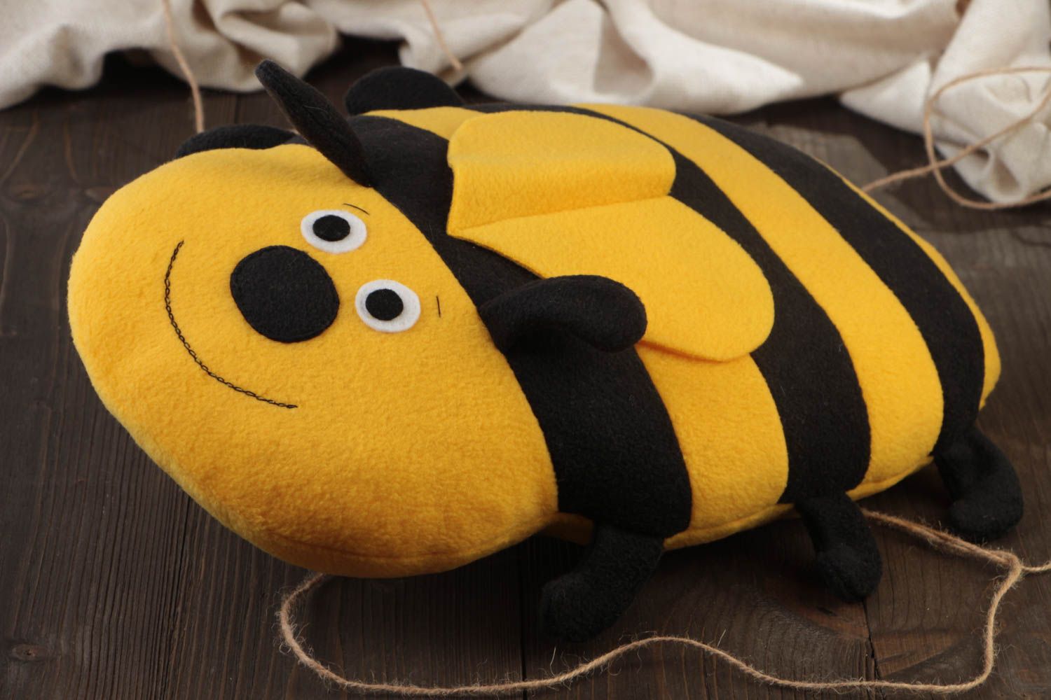 Kuscheltier Kissen für Kind in Form der Biene in Gelb und Schwarz handgemacht foto 1