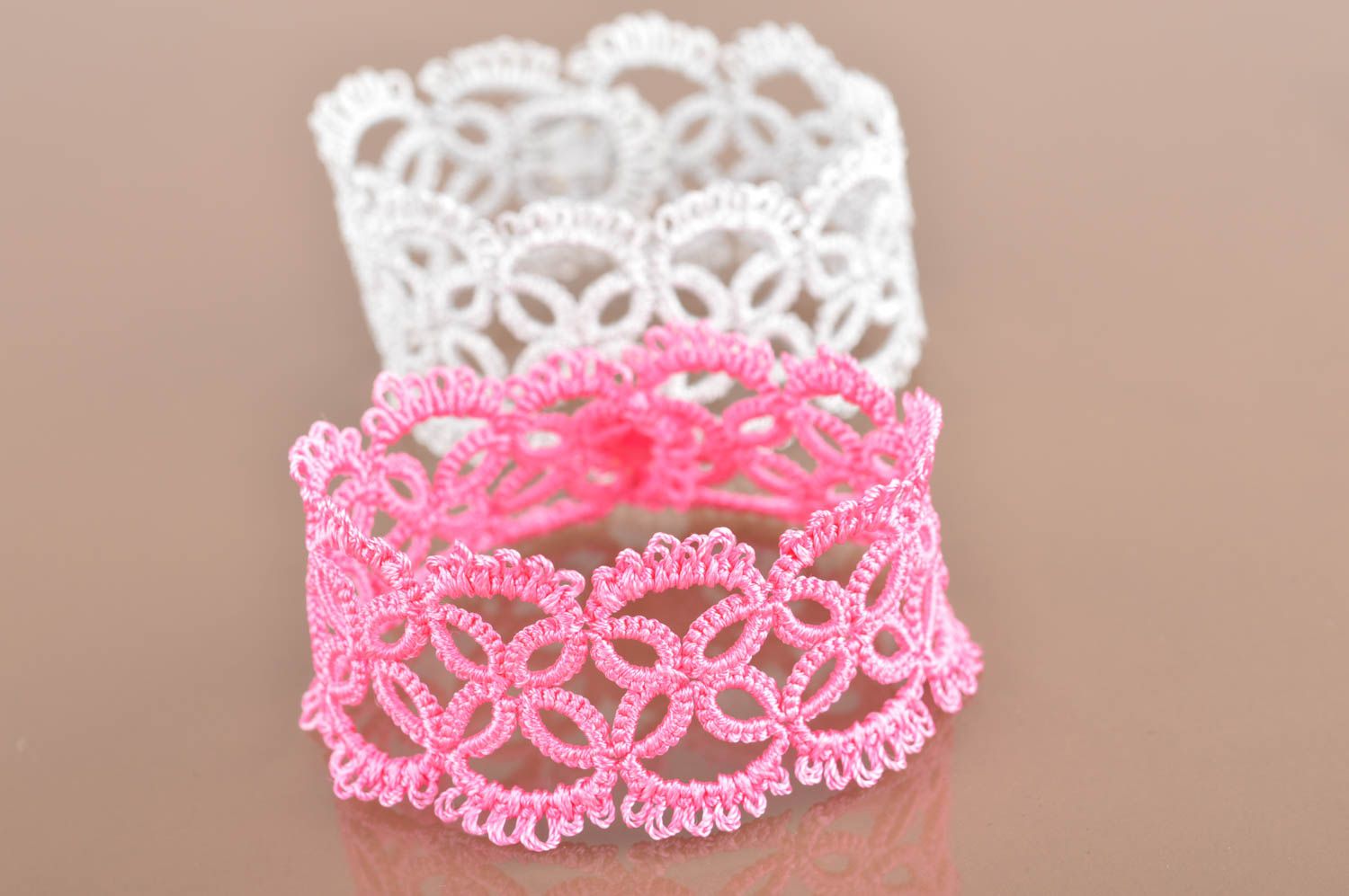 Комплект браслетов в технике фриволите белый и розовый 2 изделия хендмейд фото 5