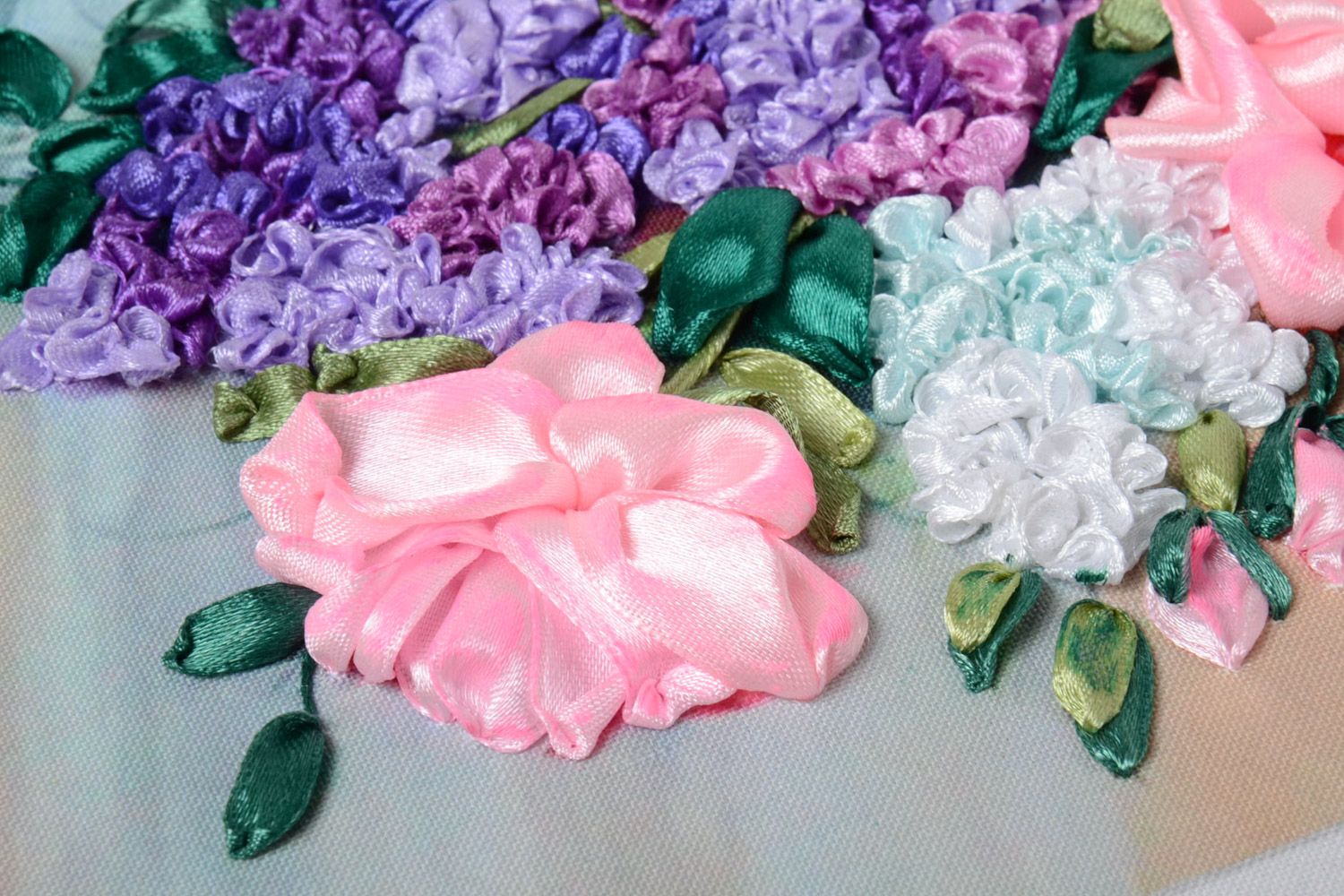 Cuadro bordado con flores de cintas de raso delicado en tonos rosados artesanal foto 3