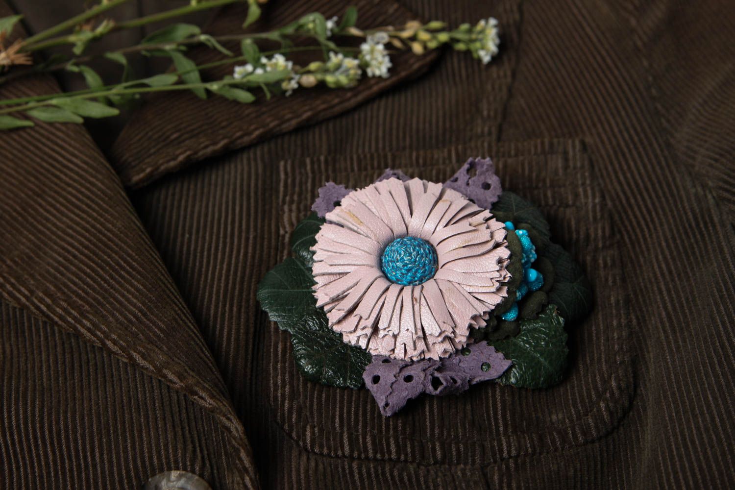 Broche Barrette en cuir faite main fleur blanc-bleu design Accessoire femme photo 1