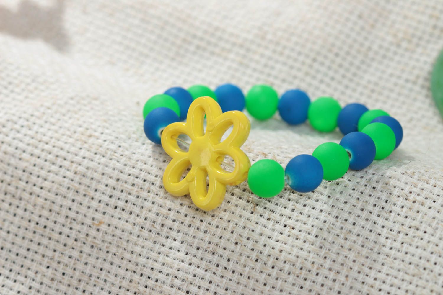 Bracelet en perles plastiques fait main avec fleur jaune bijou pour fillette photo 1
