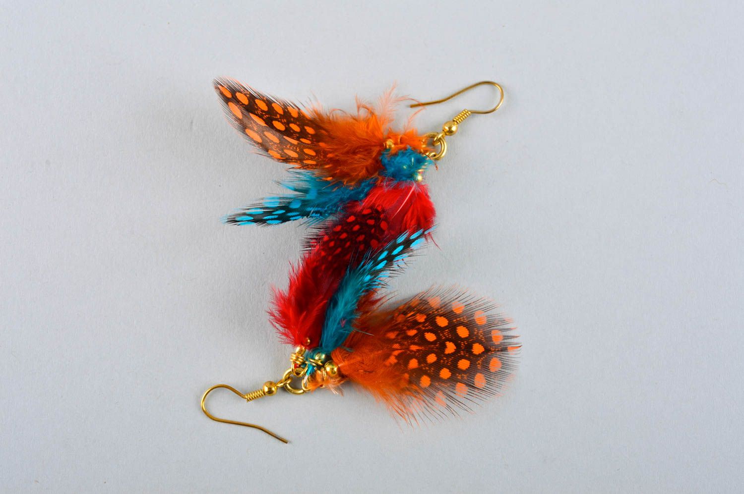 Серьги из перьев ручной работы дизайнерское украшение яркие серьги с подвесками фото 3