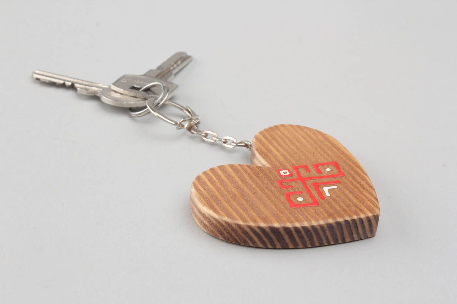 Chaveiro para chaves feito de madeira decorada com símbolo eslavo Rozhanitsy foto 1
