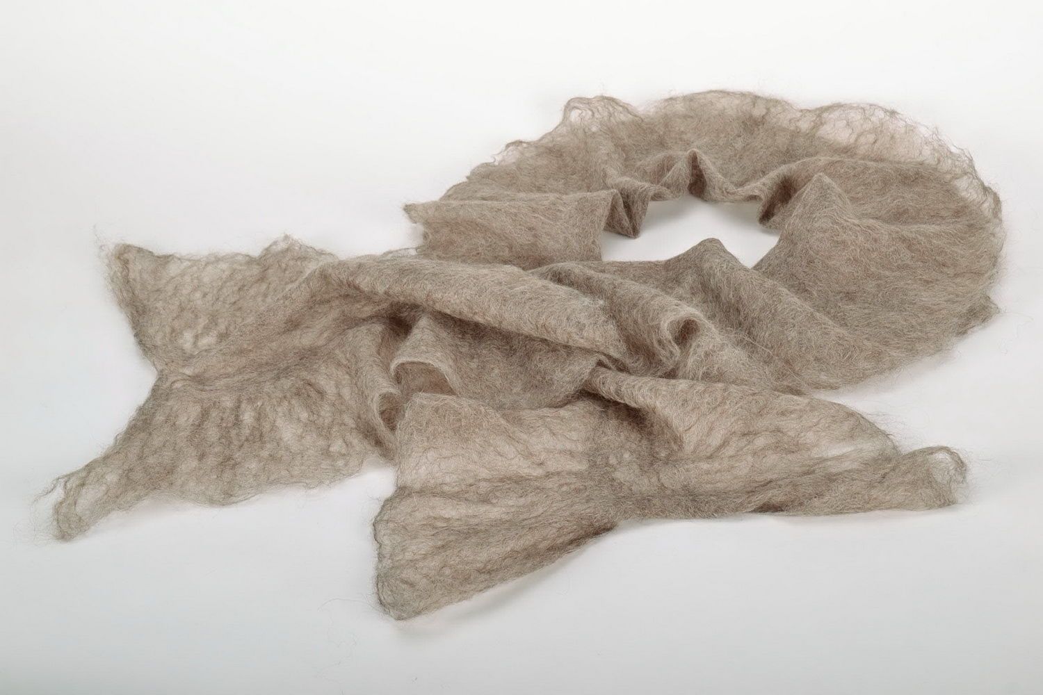 Grauer Schal aus natürlicher Wolle foto 1