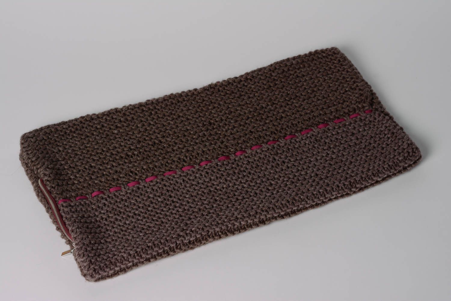 Petite housse de coussin tricotée en laine avec des aiguilles faite main brune photo 1