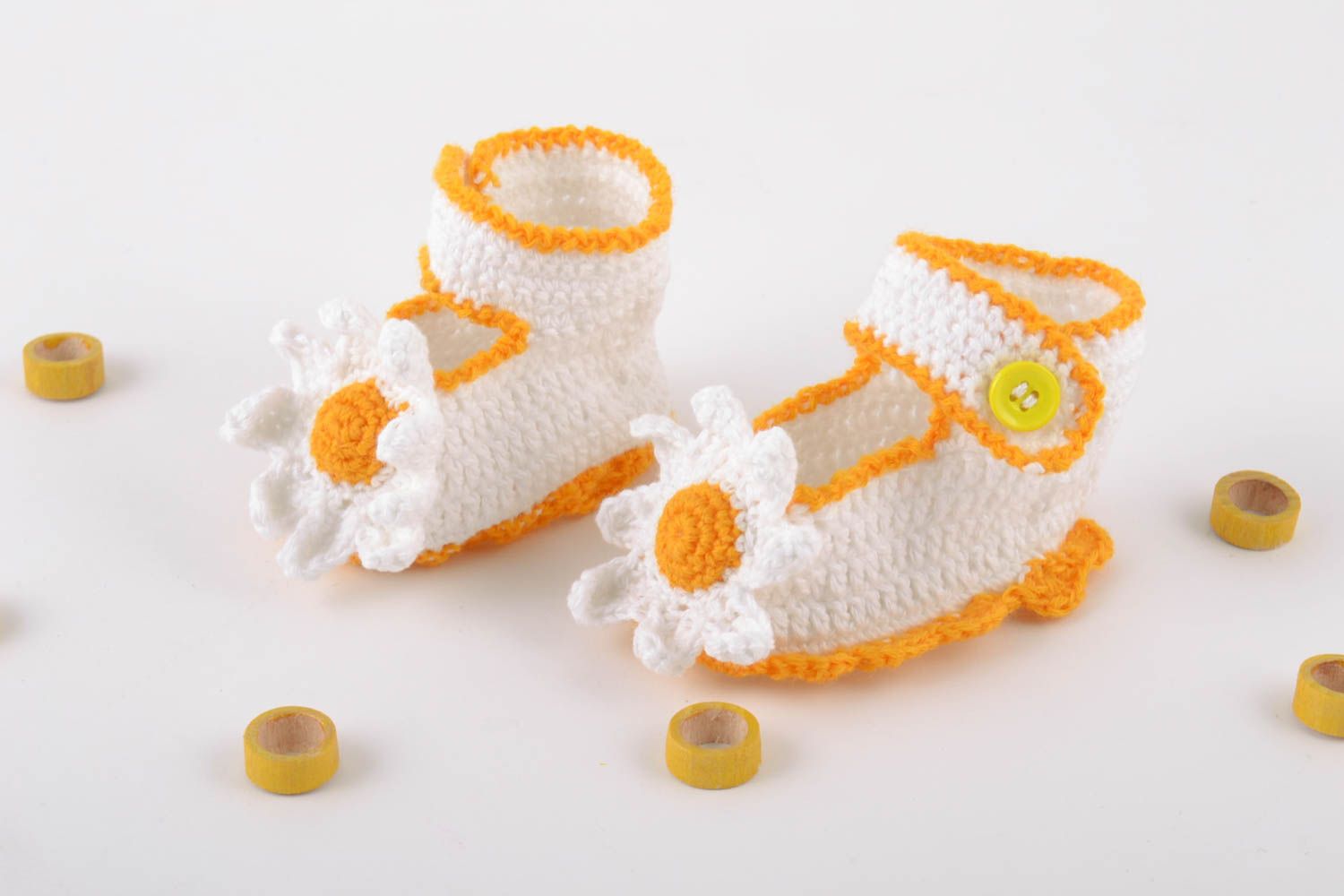 Handmade baby shoes crocheted of white and yellow cotton threads with chamomiles photo 1