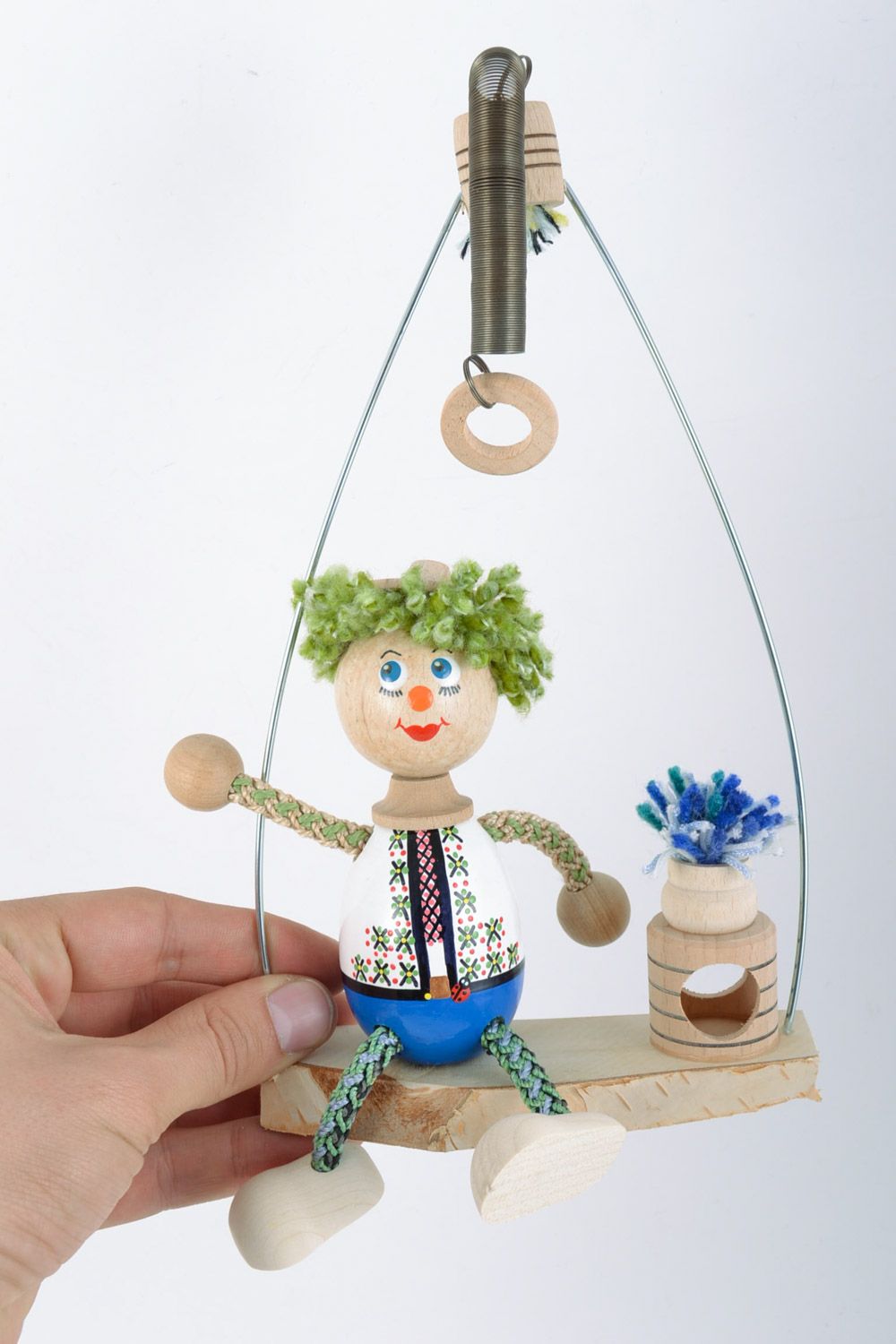 Jouet artisanal en bois peint petit amusant fait main Garçon sur balançoire photo 2