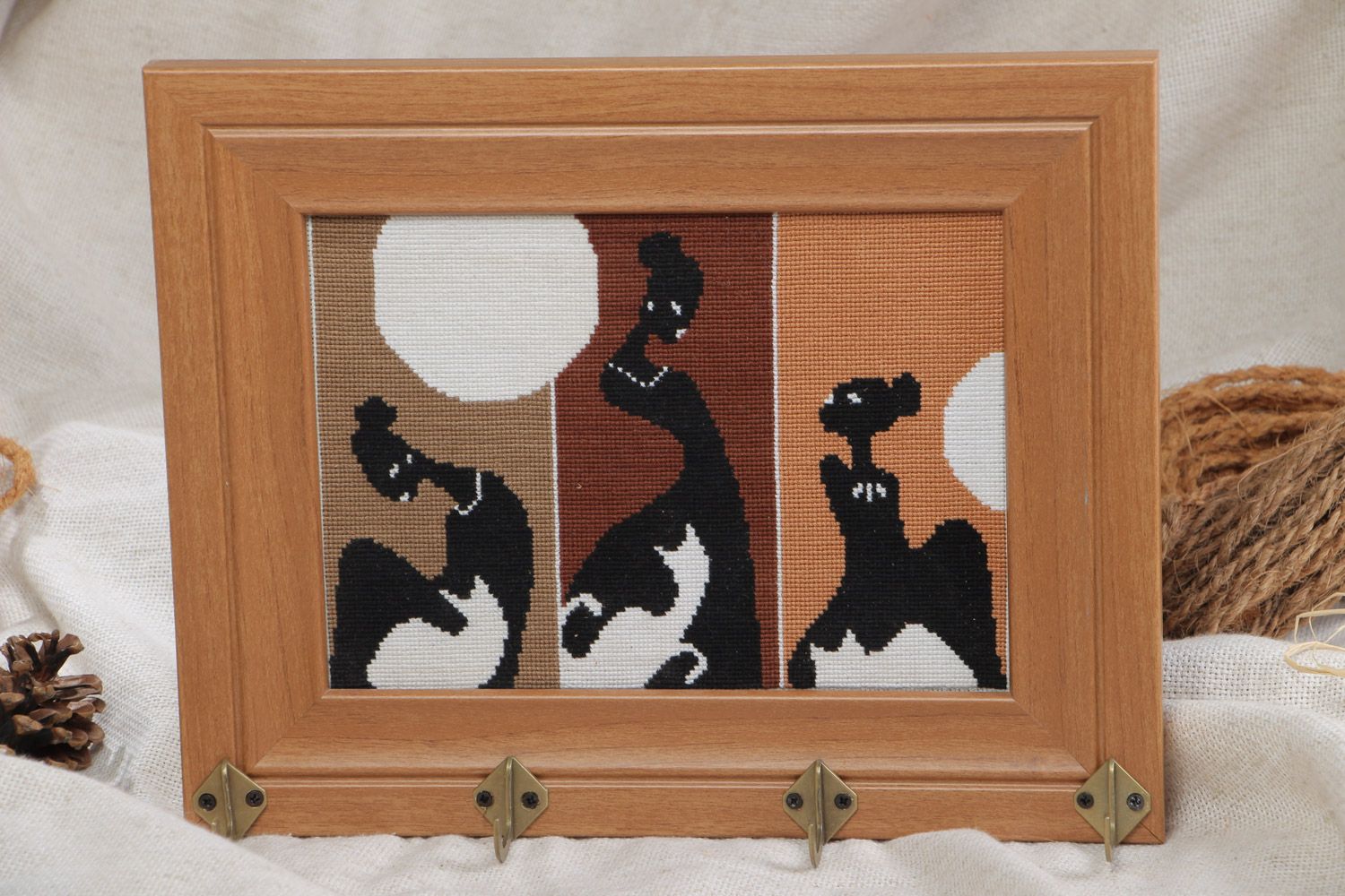 Llavero de madera de pared bordado en punto de cruz para cuatro ganchos artesanal  foto 1