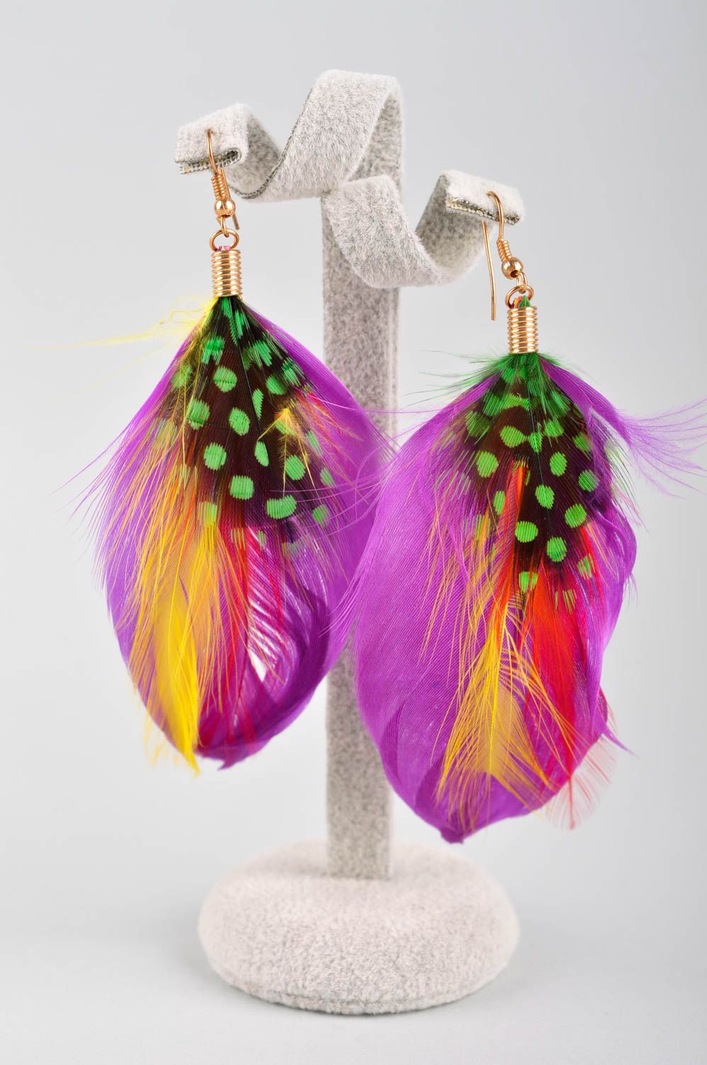 Серьги из перьев хэнд мэйд дизайнерское украшение фиолетовые серьги с подвесками фото 2