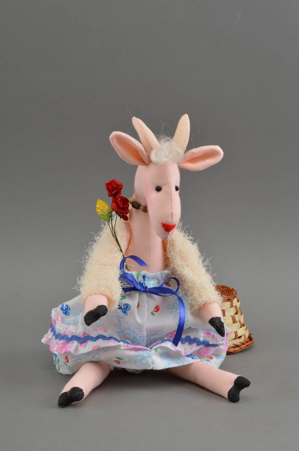 Тканевая игрушка в виде овечки смешная в платье необычная ручной работы фото 1