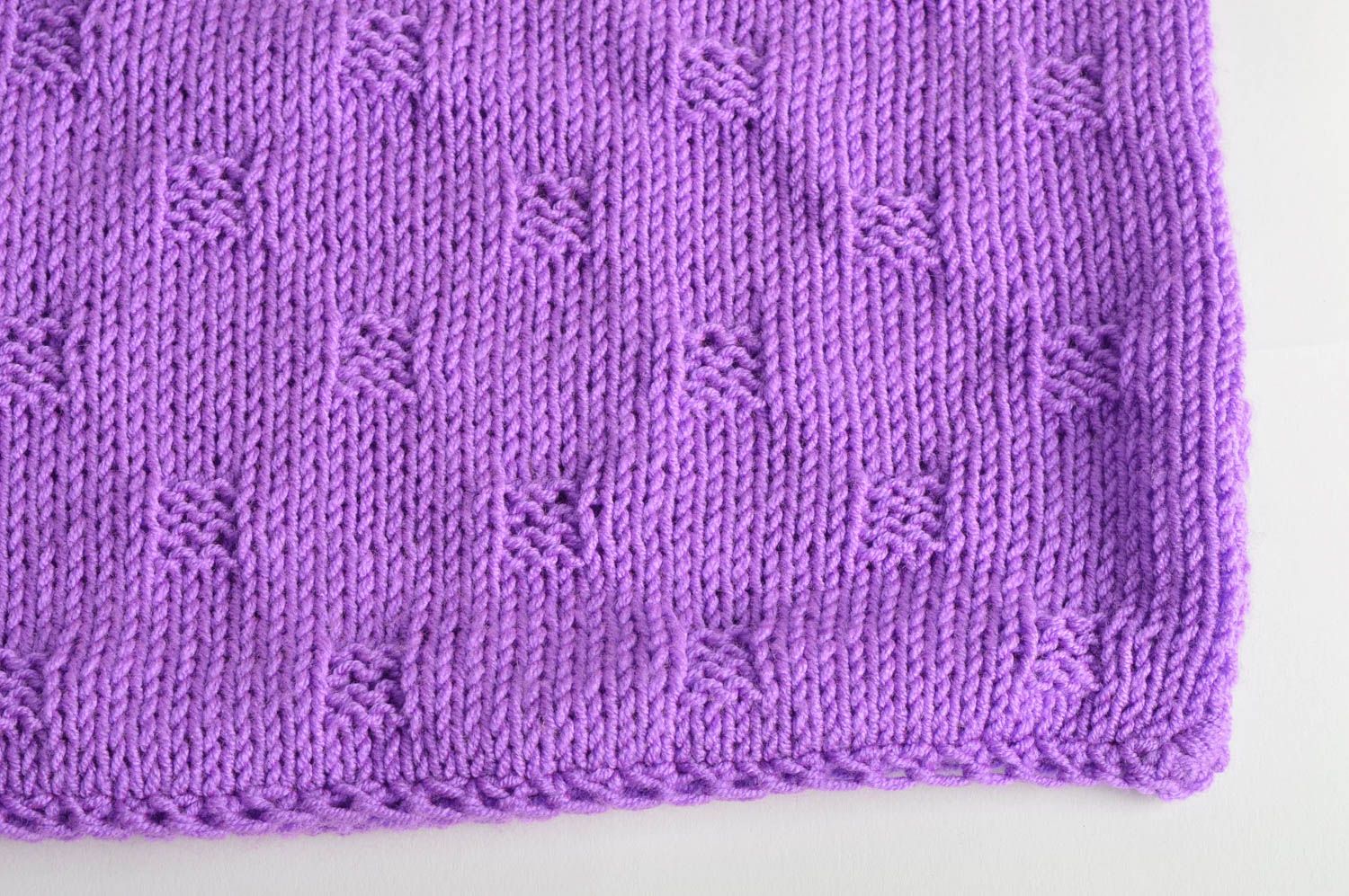 Вязаная наволочка на подушку фиолетовая красивая небольшая стильная хэнд мейд фото 4