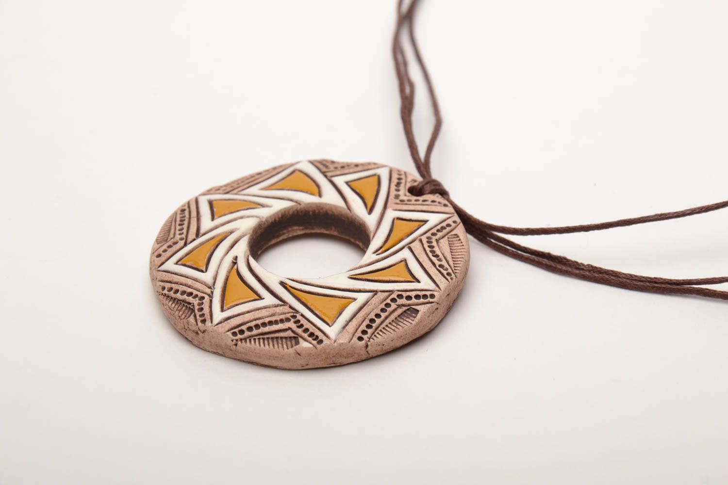 Round clay pendant in ethnic style photo 4
