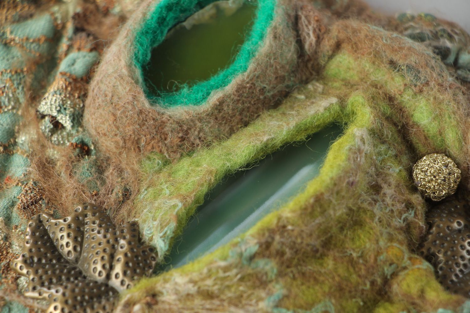 Collar de lana en técnica de fieltro artesanal de color de café con piedra natural de ágata foto 4