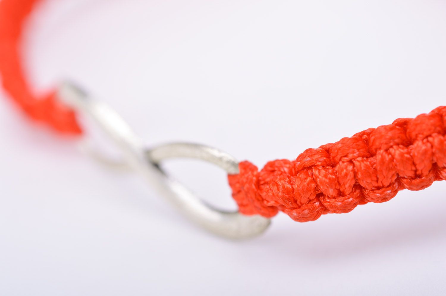 Плетеный браслет на руку из ниток красный ручной работы с вставкой Бесконечность фото 4