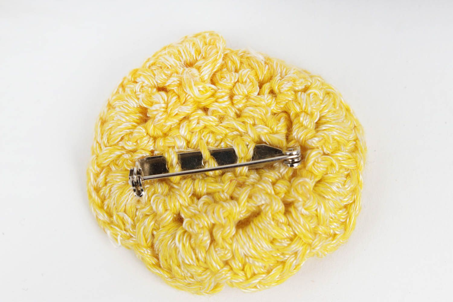 Broche fleur jaune Bijou fait main tricoté en fils de coton Cadeau femme photo 5