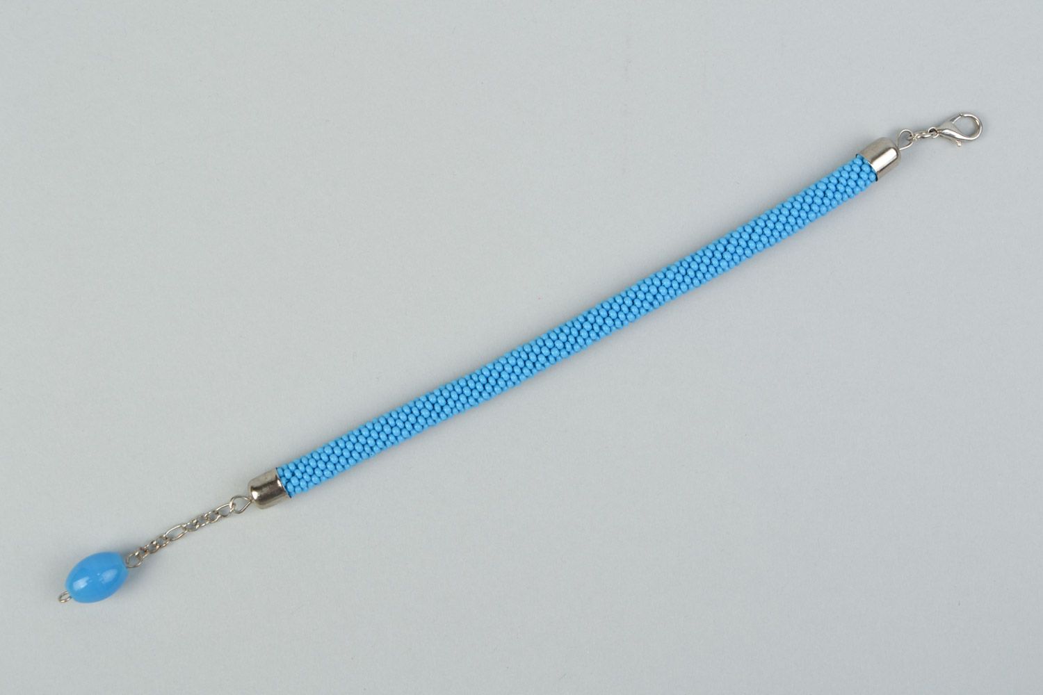 Bracelet crocheté en perles de rocaille bleu ciel avec pendeloque fait main photo 5