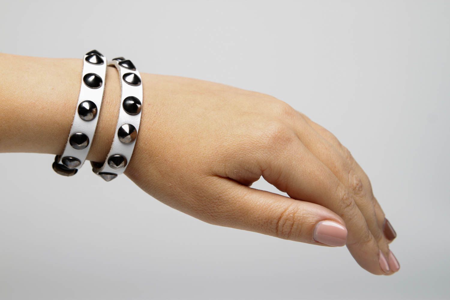 Bracelet cuir Bijou fait main blanc fin avec métal Accessoires design cadeau photo 2