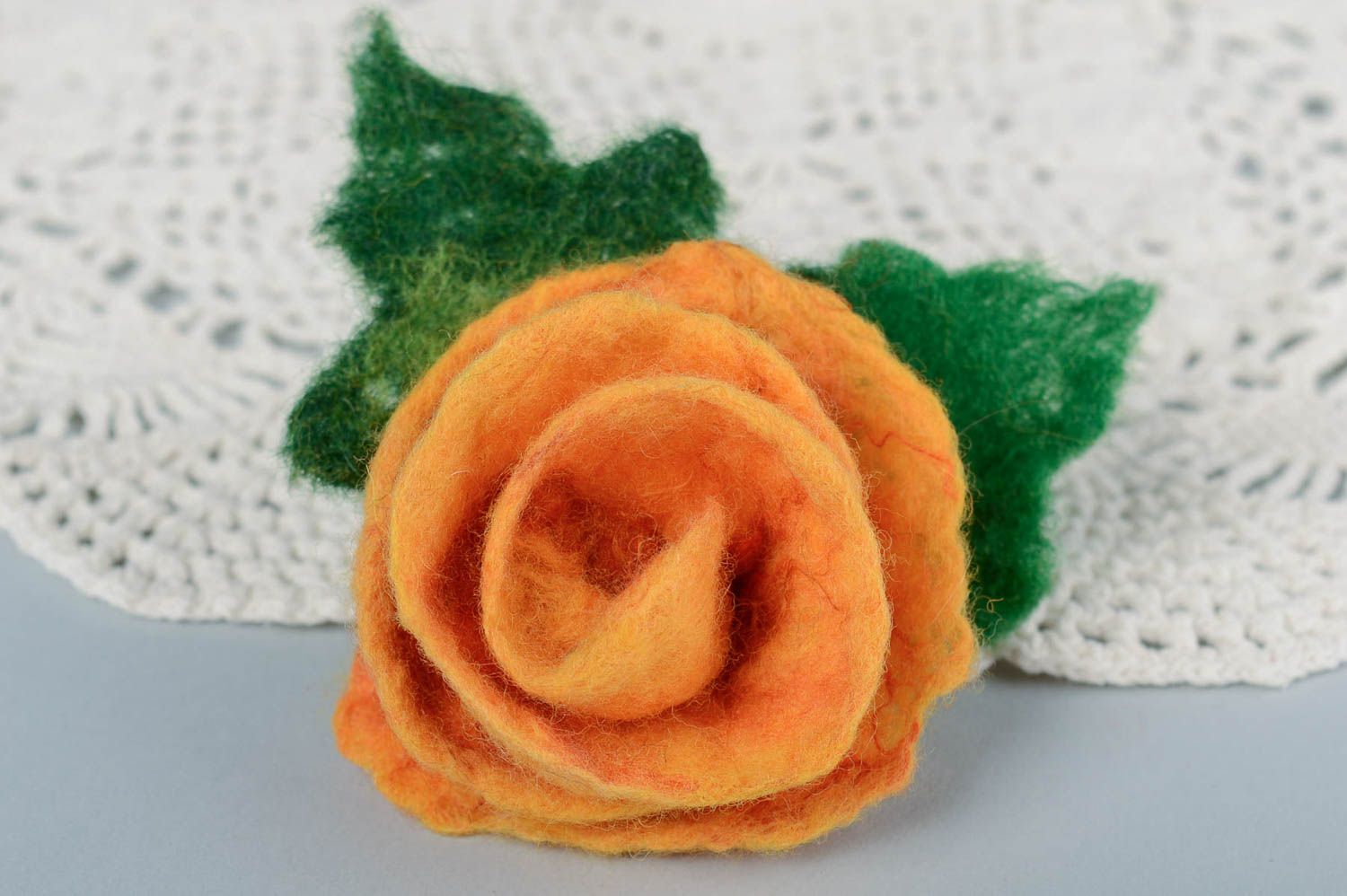 Брошь в технике валяния из шерсти в виде цветка нежная роза оранжевая хэнд мейд  фото 1
