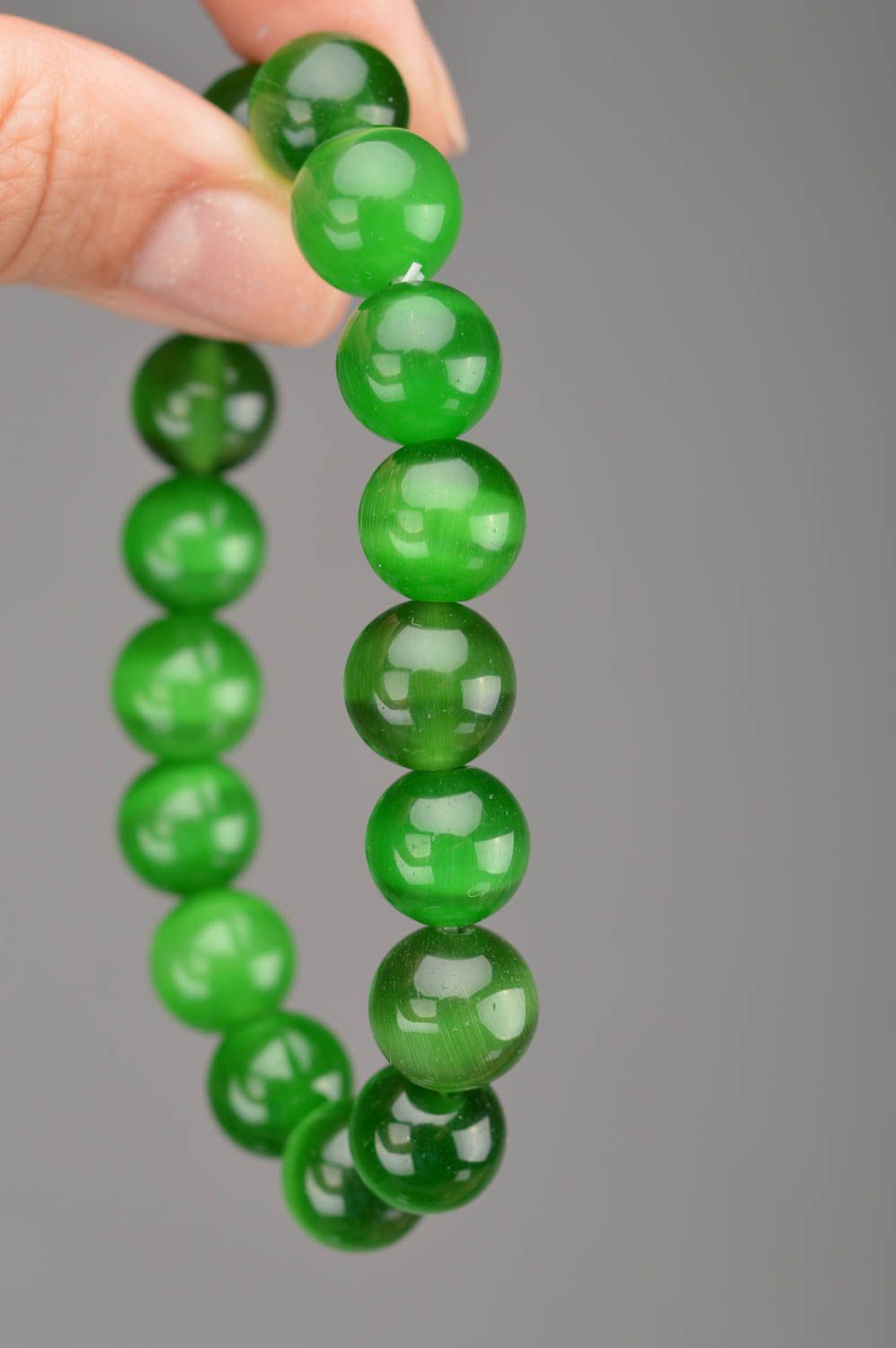 Зеленый браслет из бусин на резинке украшение ручной работы на каждый день  фото 2
