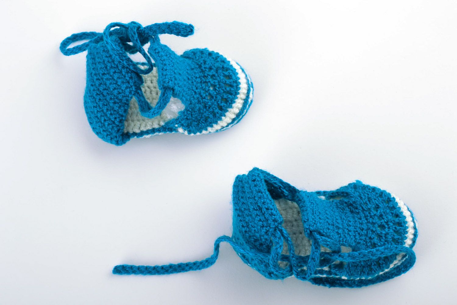 Вязаные пинетки сандалики для мальчика синие на завязках маленькие ручной работы фото 4