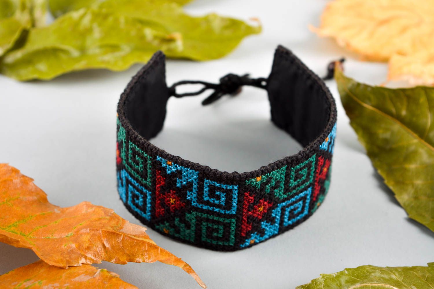 Bracelet textile Bijou fait main brodé large avec ornements Accessoire femme photo 1