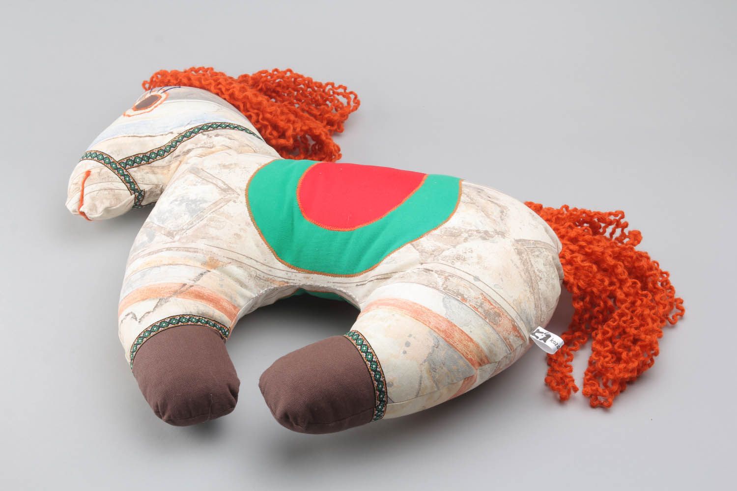 Brinquedo-travesseiro macio na forma de um cavalo feito de tecidos naturais foto 3