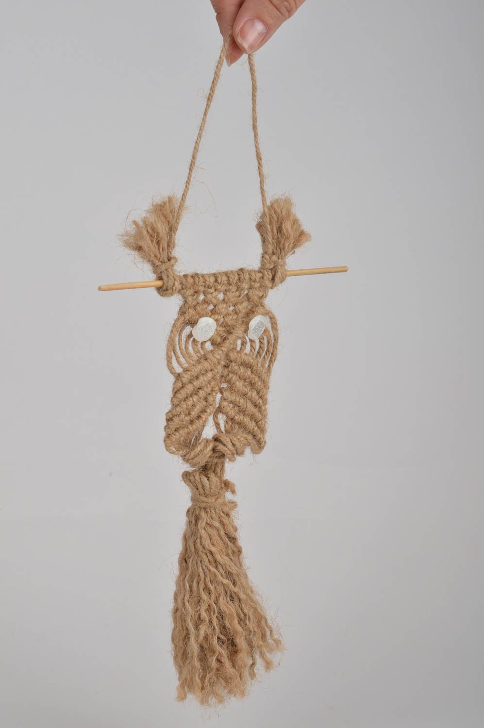 Маленькое бежевое плетеное панно из бечевки в виде совы для декора дома фото 5