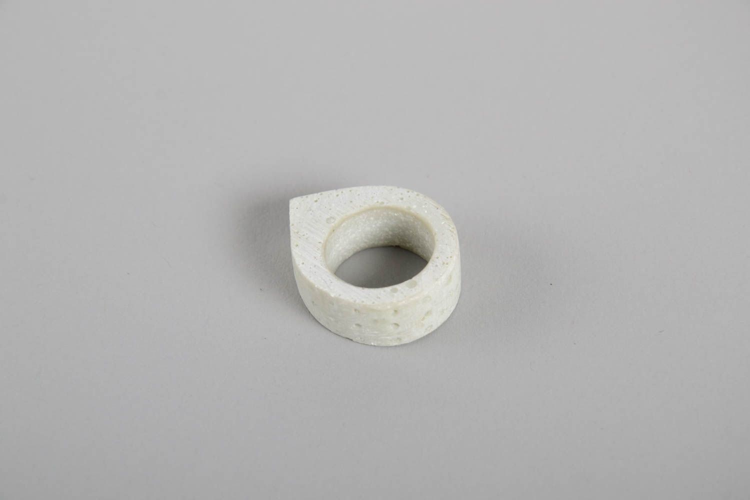 Кольцо ручной работы необычное кольцо из бетона белое красивое модное кольцо фото 4