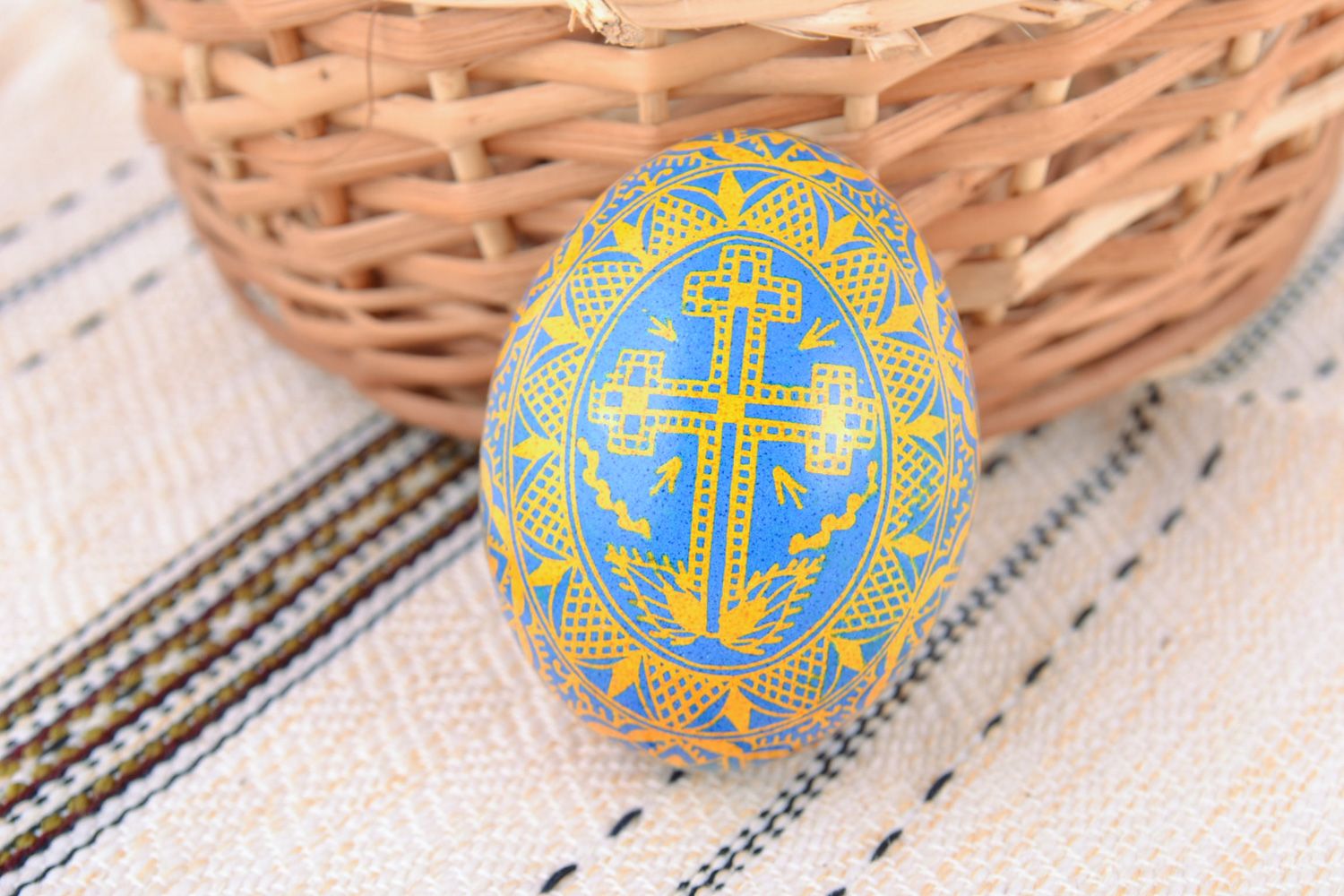 Яркое расписное куриное яйцо ручной работы с изображением креста желто-голубое фото 1