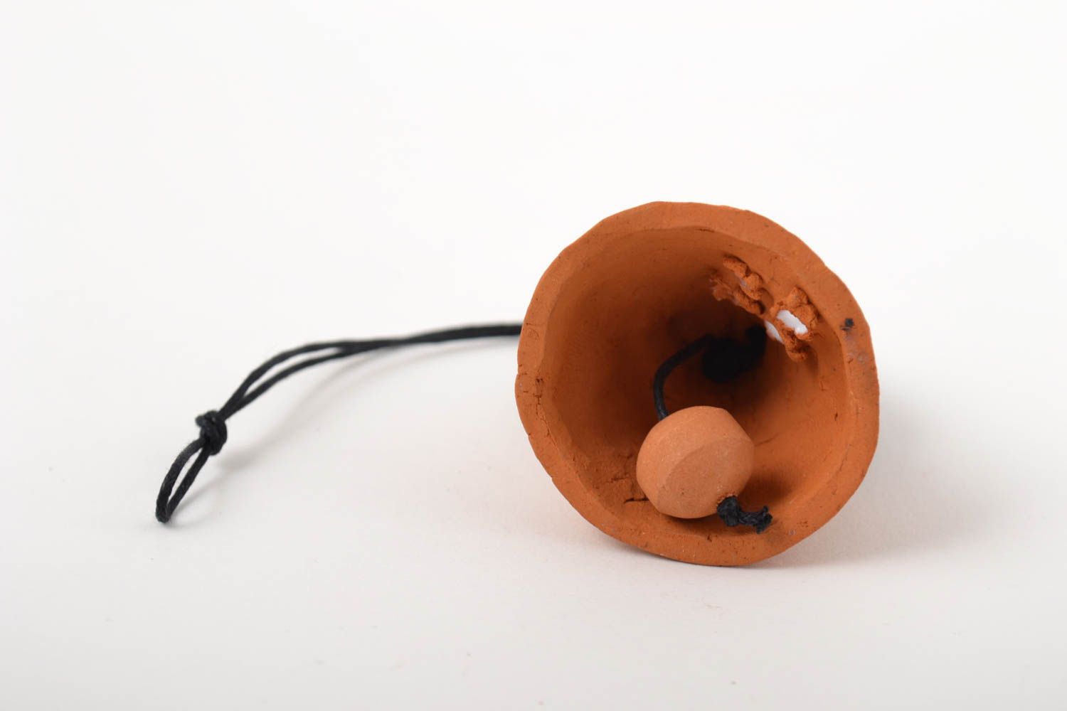 Керамика ручной работы колокольчик из глины фигурка колокольчик домик маленький фото 4