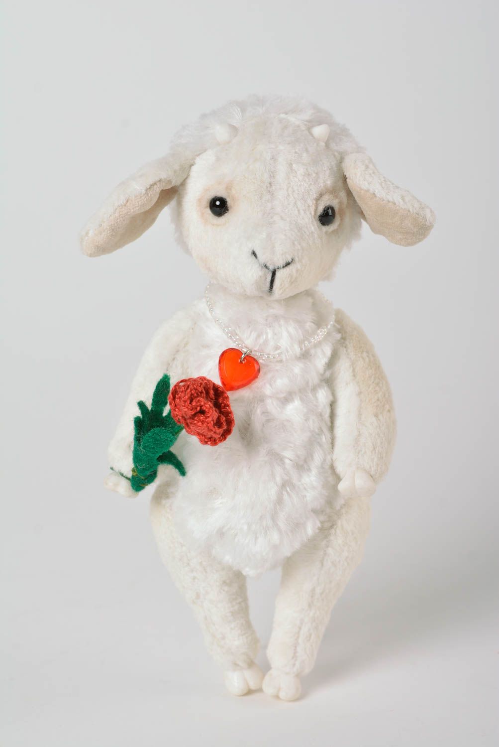 Игрушка ручной работы плюшевая овечка с цветком интересный подарок для дома фото 3