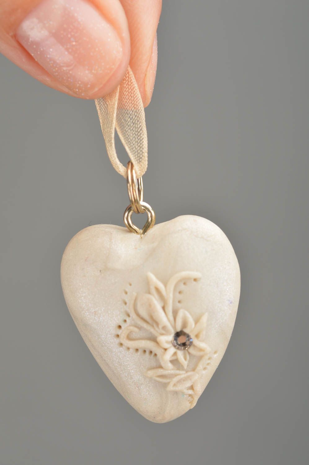 Кулон из полимерной глины ручной работы в виде серого сердечка авторский фото 3