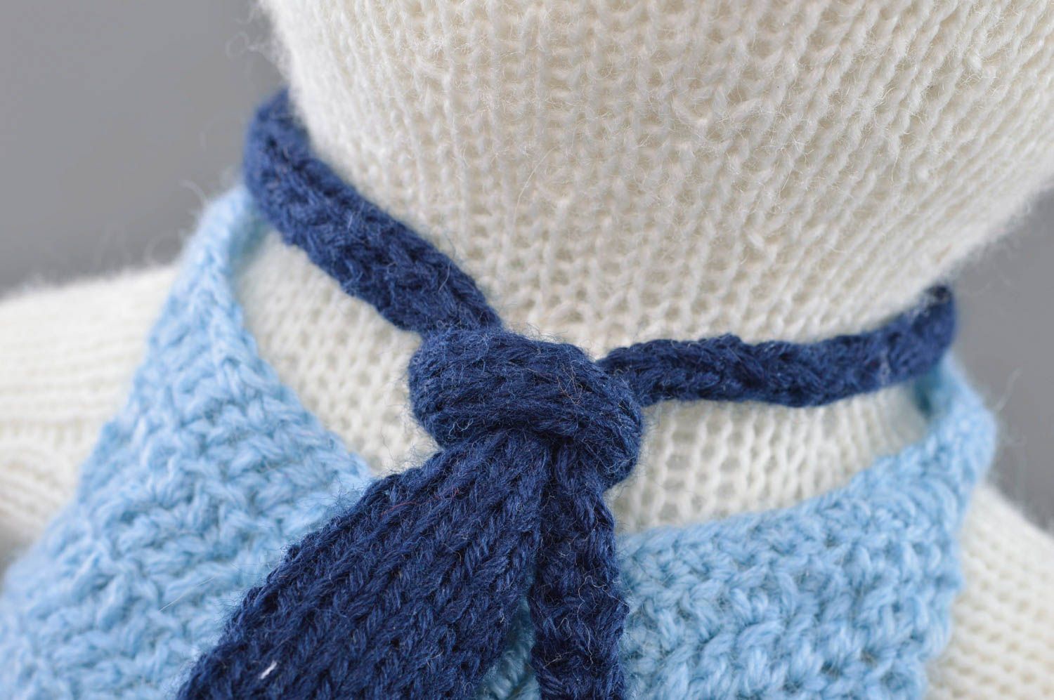 Petite peluche tricotée en demi-laine blanche faite main lapin en short photo 2