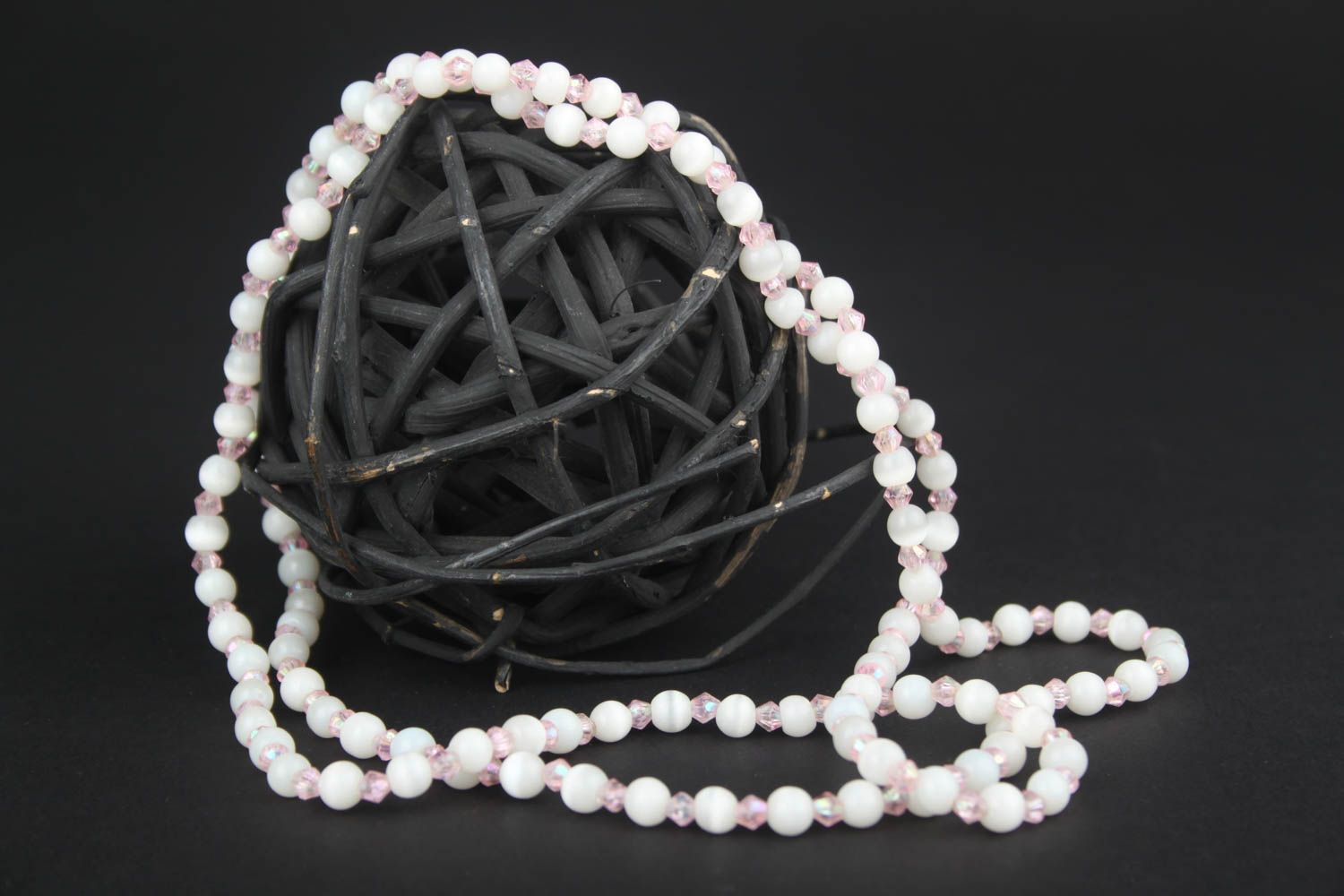 Collier long Bijou fait main perles fantaisie blanches et roses Accessoire femme photo 1