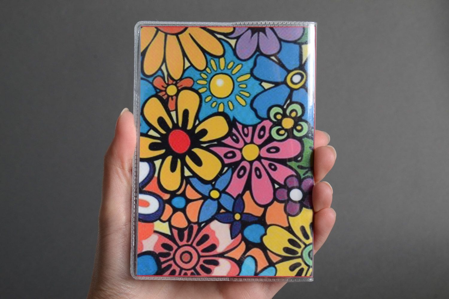 Яркая пестрая пластиковая обложка на паспорт с цветочным принтом ручной работы фото 5